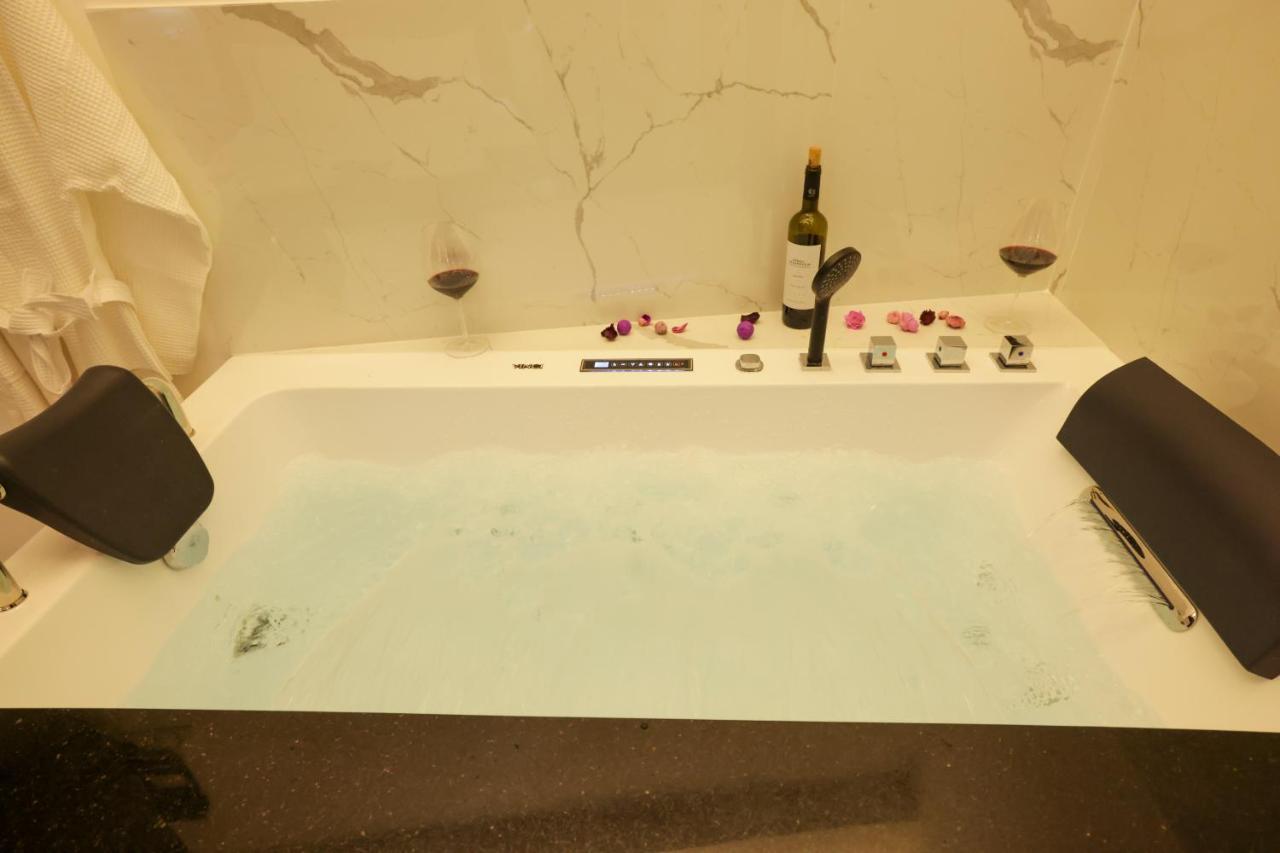 Zeos Finest Jacuzzi Suite Athens Exterior photo