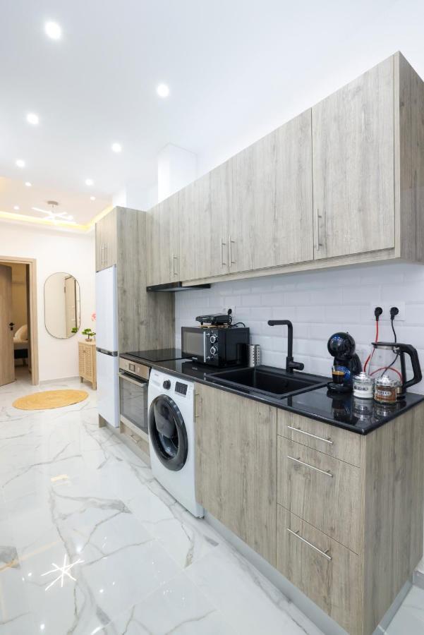 Zeos Finest Jacuzzi Suite Athens Exterior photo